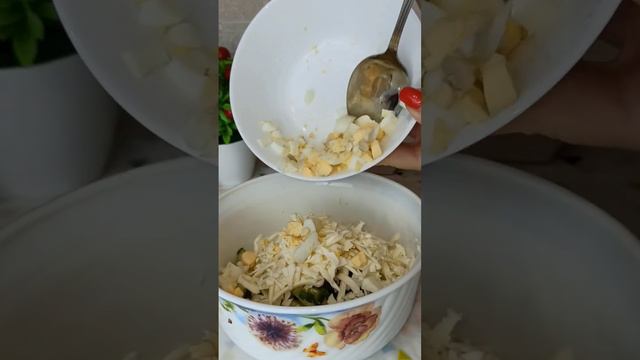 Салат из колбасы, свежего огурца, сыра и яйца! 😋#готовлю #готовлюдома #салат #вкусно