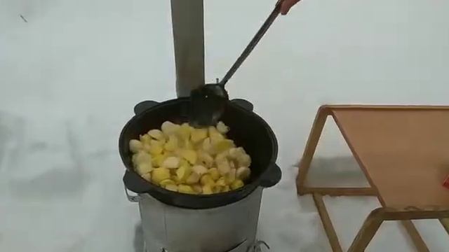 Картошка с охотничьими колбасками в казане на костре смотреть онлайн