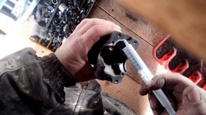 как удобно нанести герметик на деталь.mp4