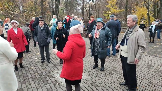 "ПРИШЛА"...на танцполе в Гомельском парке...29.10.2022года. смотреть онлайн