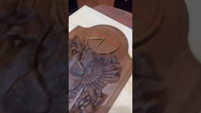 Резные часы из дуба "Охота на глухаря" смотреть онлайн