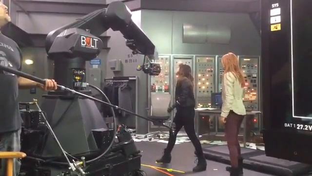 Chloe Bennet and Alicia Vela-Bailey Shooting Season 2 Finale Fight Scene смотреть онлайн