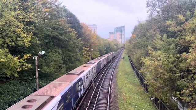 Именной поезд «Спасибо Учителям» с приветливым машинистом следует по перегону Молодёжная-Кунцевская смотреть онлайн