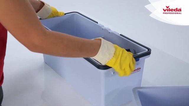 Как вручную увлажнить мопы с помощью разделителя и одной половины контейнера в системе Свеп Про смотреть онлайн