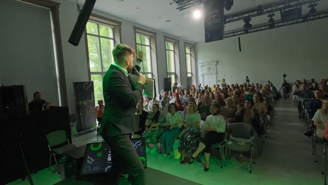 Ведущий заряжает зал смотреть онлайн