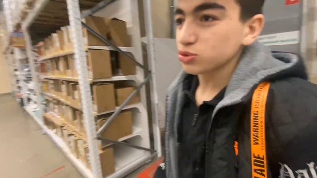 Прятки с друзьями в АШАНЕ: часть 2....