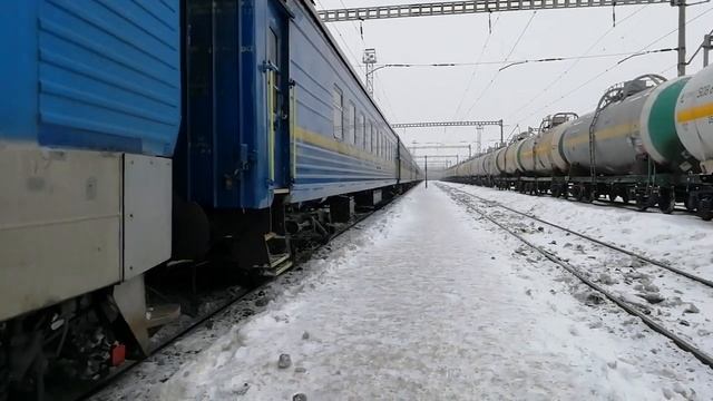 ЧС4-122 с пассажирским поездом Львов-Харьков прибывает на станцию Полтава-Киевская смотреть онлайн