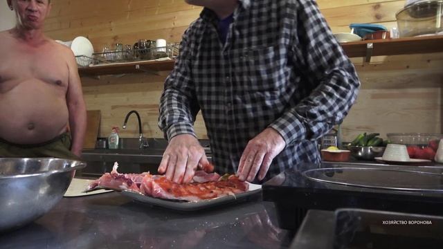 Замечательный рецепт горячего копчения. Ловим в пруду карпа, маринуем с кетчупом и коптим смотреть онлайн