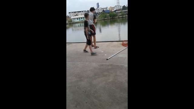 Поймал сома весом в 100 килограмм! смотреть онлайн