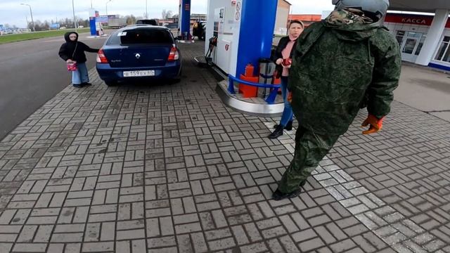 Осенний выезд, во время заправки спасли женщину от возгорания//девушка осваивается на квадроцикле смотреть онлайн