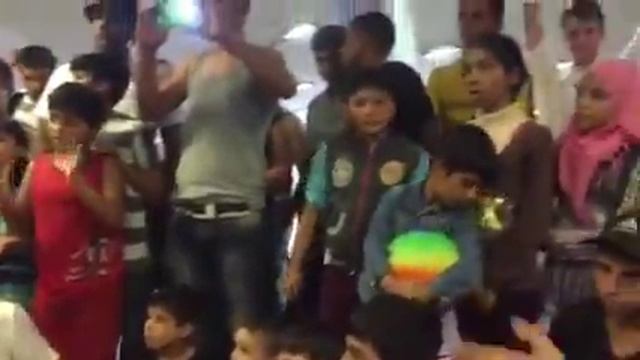 Keleti railway station - Refugees children and Hare Krisna pt1 смотреть онлайн