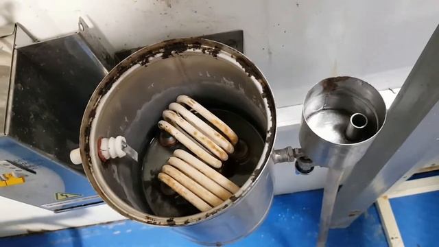 ЧИСТКА ДИСТИЛЛЯТОРА( убавьте громкость ! ) Грязная, дистиллированная вода. смотреть онлайн