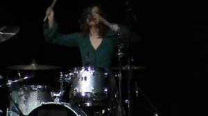 Юлия Савичева   Играет на барабанах