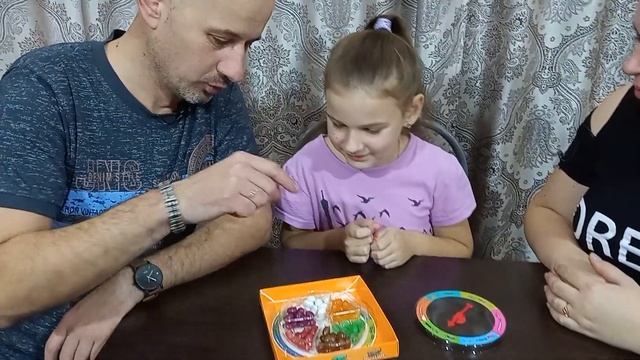 Детка Лизаветка, ПАПА и МАМА играют в "МАРМЕЛАДСКИЕ ИГРЫ"! Готов рискнуть??? смотреть онлайн