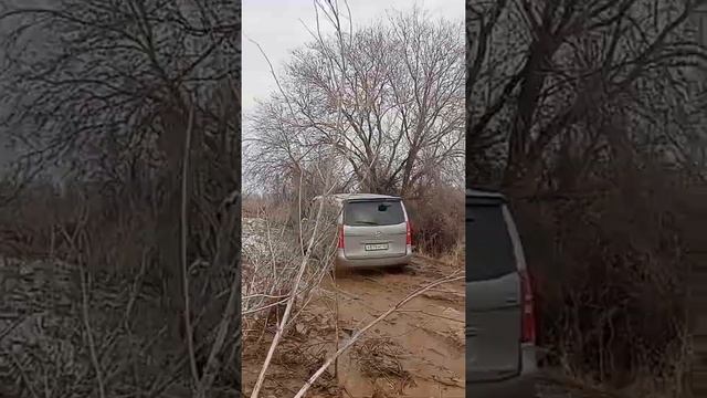хендай Старекс H1 по грязи, уазовод на автобусе #оффроад #бездорожье #астрахань #джиперы #уаз #нива смотреть онлайн