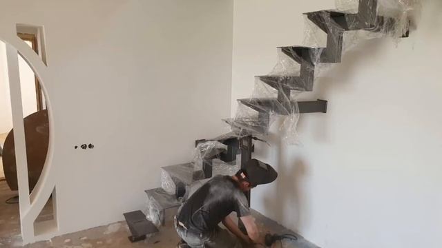 Лестница на одном ломаном косоуре с поворотными ступенями смотреть онлайн