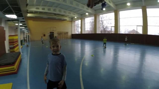 КАК НАУЧИТСЯ ДЕЛАТЬ ФИНТЫ В ФУТБОЛЕ . ДЕТИ 6-7 ЛЕТ. смотреть онлайн