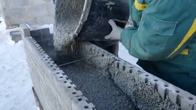 Заливка стены из кирпича 