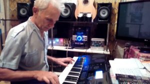 На синтезаторе-"Под небом Парижа"