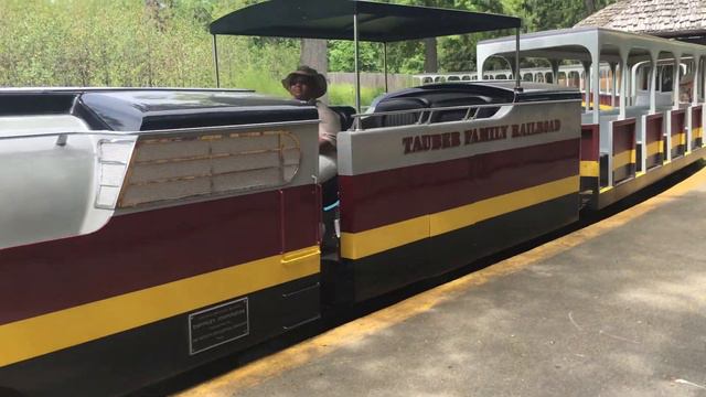 Detroit Zoo Tauber Family Railroad pulling into station 5653 смотреть онлайн