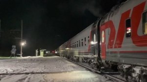 Посадка пассажиров на станции Сейда  поезд Воркута Москва