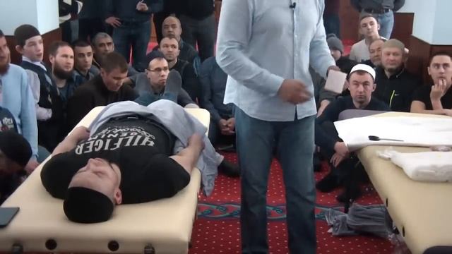 Порядок омывания покойника в Исламе и заворачивание в кафан. Практический урок смотреть онлайн