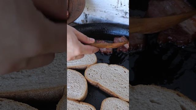 Ukrainian "potaptsi"(croutons) with smoked lard смотреть онлайн
