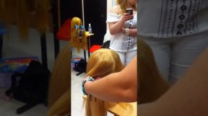 Разделение волос на зоны и выделение теменной части П-образным пробором