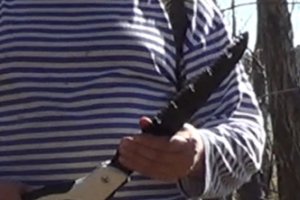 Самая простая приспособа для для разводки зубьев пилы (ножевки) и разводим их.