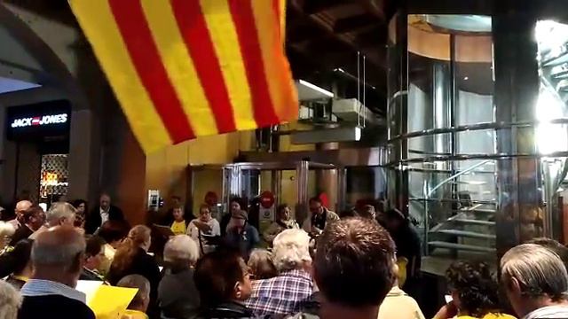 Cantant plaça Paeria de Lleida. l'exili porta llum.... смотреть онлайн