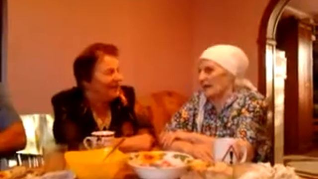 БАБА ШУРА 84года и Баба Ася поют.. смотреть онлайн