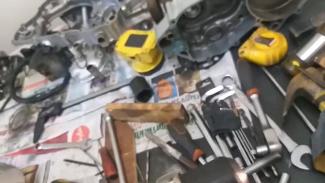 Honda CR250 power valve. '1 of these bolts is not like the other 1' смотреть онлайн