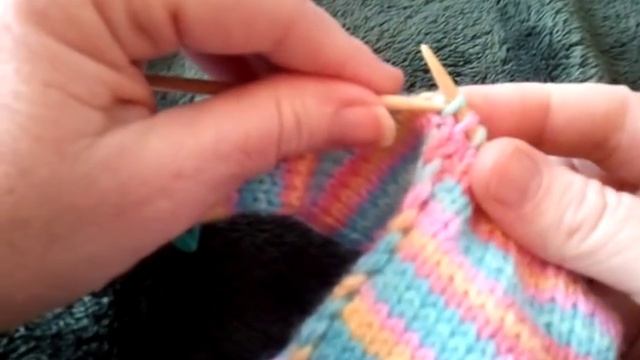 Knitting Strips Together -- Patches Baby Sweater 001.mp4 смотреть онлайн