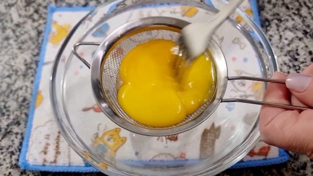 CREMOSO E DELICIOSO... COM FORMA IMPROVISADA. BOLO PISCINA COM CREME CATALÃO! смотреть онлайн