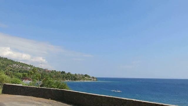 Узкие дороги и приветливые люди в Амеде (о.Бали) смотреть онлайн