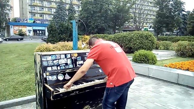 Элтон Джон играет в Днепре (Днепропетровске) на уличном фортепиано. Вот это да) Шок. смотреть онлайн