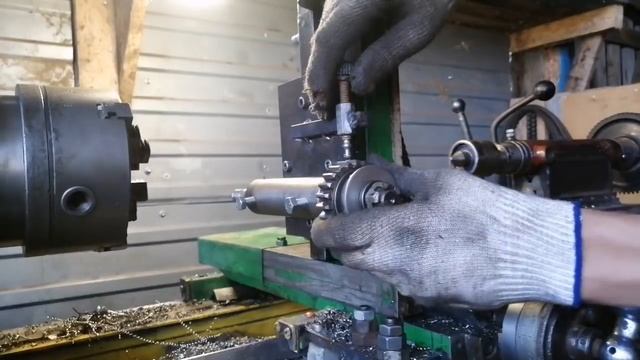 Нарезаю шестерню на самодельном токарном станке. /Homemade lathe machine. смотреть онлайн