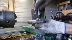 Нарезаю шестерню на самодельном токарном станке. /Homemade lathe machine.