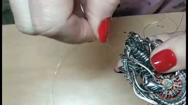 Изготовление кулона. Часть 4: Итоговая работа: оплетение основы тонкой проволокой и декором. смотреть онлайн