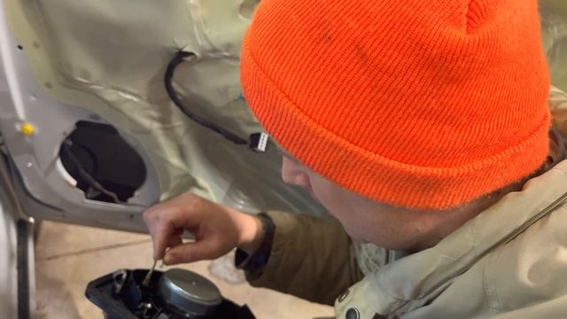 Replacing the Front Passenger Door Speaker on a 2014 Chevy Cruze смотреть онлайн