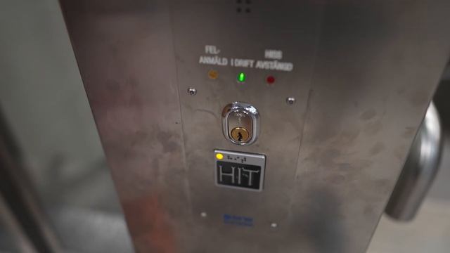 Sweden, Stockholm, T-Centralen Subway Station, 2X elevator - going down смотреть онлайн
