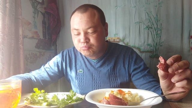 Мукбанг:Пюрешка с подливкой, курочка, колбаска, огурчик