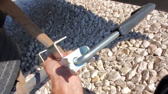 Устанавливаю замки для удержания ворот прицепа. смотреть онлайн