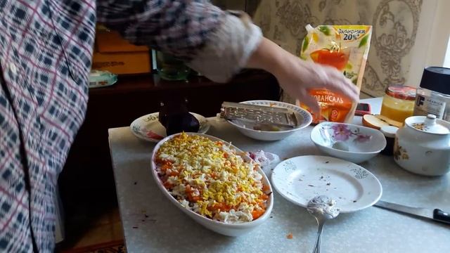 Жизнь в деревне. Что у нас на ужин - Приготовила домашние щи салат селедка под шубой говяжья требух смотреть онлайн