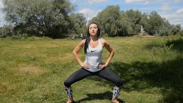 Эффективная тренировка ног на природе! Если вы хотите подтянутые ножки, эта тренировка для Вас! смотреть онлайн