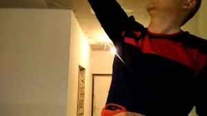 закрепить лазерный уровень на потолке.