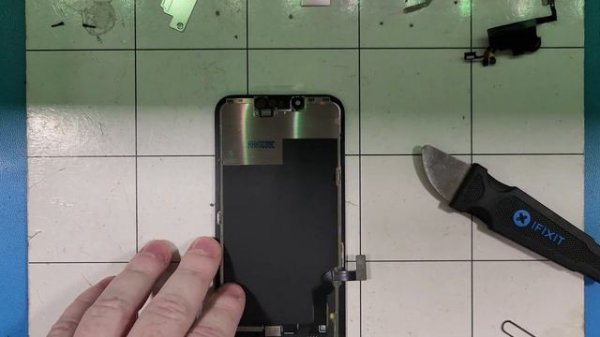 We got us a cracked screen. iPhone 13 (A2482) screen replacement.