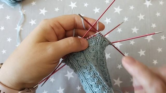 Узор для носочков. Дорожка из кос. Простой можно вязать без схемы. смотреть онлайн