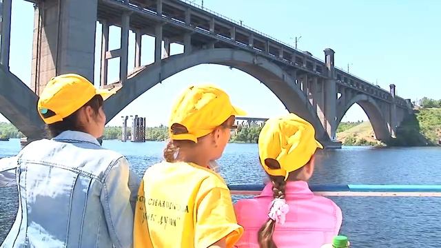 Поездка детей из воскресных школ на теплоходе вокруг Хортицы смотреть онлайн