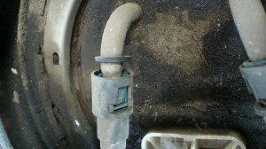 Как снять топливные трубки Опель Вектра Б. Как снять быстросъемный топливный штуцер.